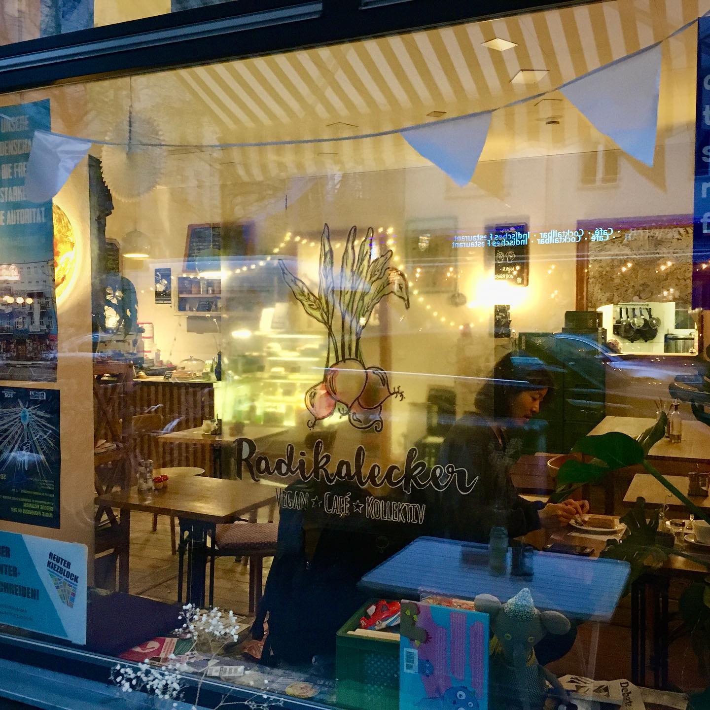 Radikalecker cafe evening window